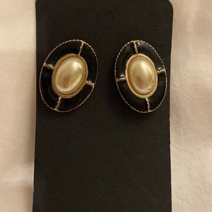 Vintage enamel earring w/ faux pearl accents 101